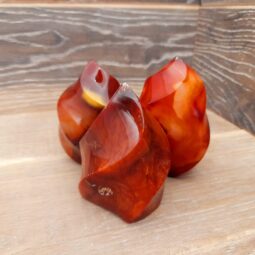 Carved, cut, sliced and polished gemstones class=